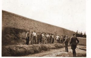 Καισαριανή – Μενδώνη: Αυθεντικές οι φωτογραφίες από τις εκτελέσεις – Τις αγοράζει το ΥΠΠΟ