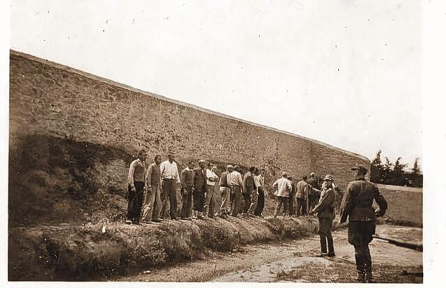 Α. Σαρρηκώστας: «Θυμάμαι ένα αυλάκι απο αίμα» – Τι λέει στα «ΝΕΑ» ο βετεράνος φωτογράφος για την εκτέλεση στην Καισαριανή