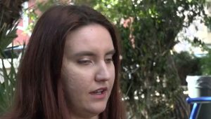 Καλλιθέα: Ηλικιωμένος άνδρας παρενόχλησε τυφλή γυναίκα μέσα στον δρόμο – Προσποιήθηκε ότι θέλει να τη βοηθήσει