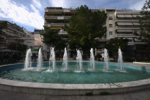 Καλλιθέα: Συγκλονίζει ο πατέρας του 2χρονου κοριτσιού – «Κοίταξα για ένα λεπτό αλλού και την είδα στο συντριβάνι»