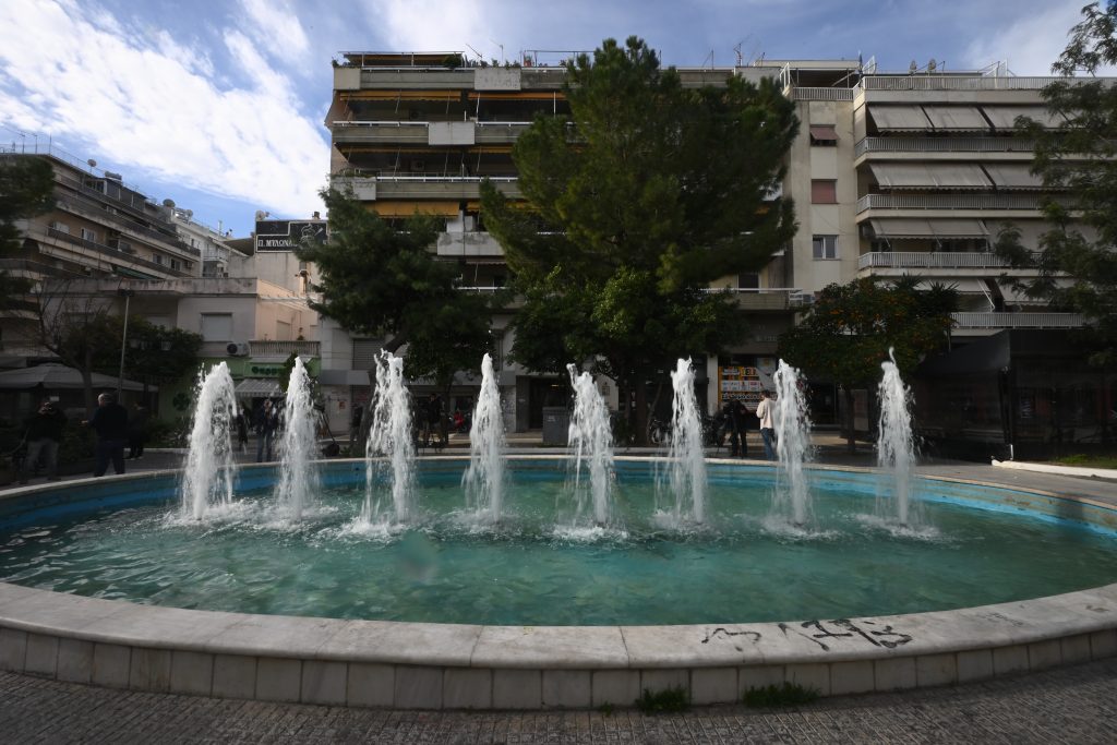 Καλλιθέα: Συγκλονίζει ο πατέρας του 2χρονου κοριτσιού – «Κοίταξα για ένα λεπτό αλλού και την είδα στο συντριβάνι»