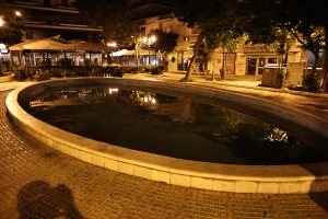 Καλλιθέα: Βίντεο ντοκουμέντο μέσα από το περιπολικό που μετέφερε το 2χρονο κοριτσάκι που έπεσε στο συντριβάνι