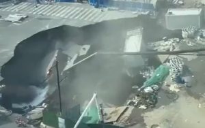 Καθίζηση-μαμούθ στη Σανγκάη καταπίνει δρόμο και εργοτάξιο μέσα σε δευτερόλεπτα on camera