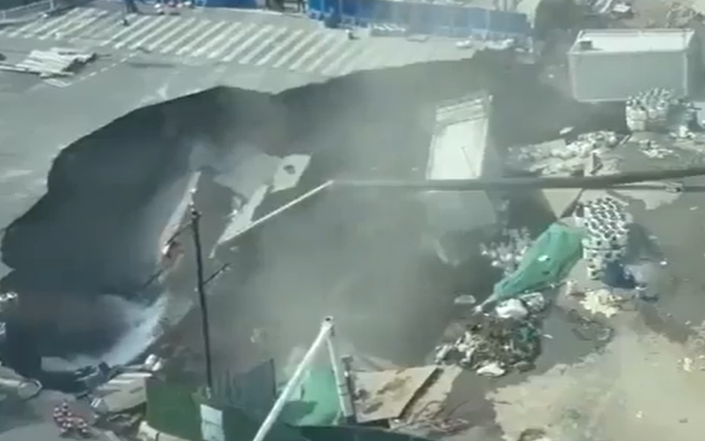 &Kappa;&alpha;&theta;ί&zeta;&eta;&sigma;&eta;-&mu;&alpha;&mu;&omicron;ύ&theta; &sigma;&tau;&eta; &Sigma;&alpha;&nu;&gamma;&kappa;ά&eta; &kappa;&alpha;&tau;&alpha;&pi;ί&nu;&epsilon;&iota; &delta;&rho;ό&mu;&omicron; &kappa;&alpha;&iota; &epsilon;&rho;&gamma;&omicron;&tau;ά&xi;&iota;&omicron; &mu;έ&sigma;&alpha; &sigma;&epsilon; &delta;&epsilon;&upsilon;&tau;&epsilon;&rho;ό&lambda;&epsilon;&pi;&tau;&alpha; on camera