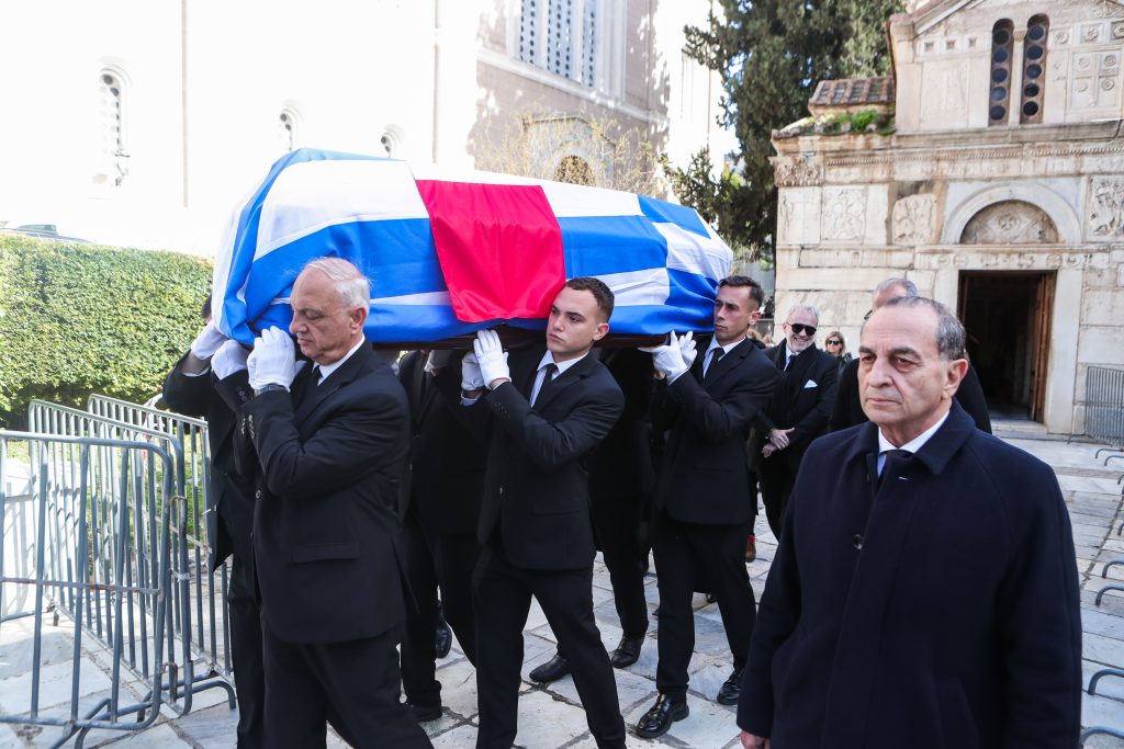 Κηδεία Ελένης Γλύκατζη – Αρβελέρ: Συγκίνηση στο τελευταίο αντίο – Ξεκίνησε η εξόδιος ακολουθία