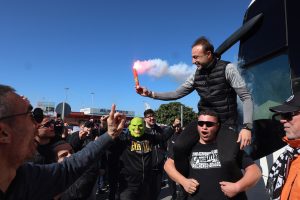 Αποθέωση στο αεροδρόμιο για τον ΟΦΗ – Ο Κόντης πανηγυρίζει στους ώμους οπαδών