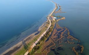 Ο δρόμος που διασχίζει τη θάλασσα και σε ταξιδεύει στην «Πολυνησία της Ελλάδας» (video)