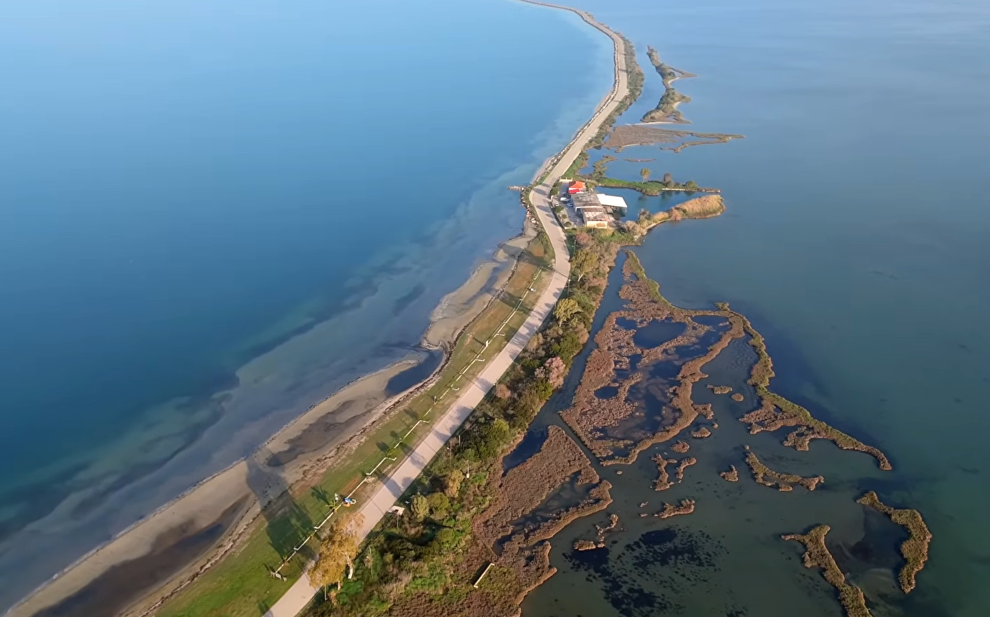 &Omicron; &delta;&rho;ό&mu;&omicron;&sigmaf; &pi;&omicron;&upsilon; &delta;&iota;&alpha;&sigma;&chi;ί&zeta;&epsilon;&iota; &tau;&eta; &theta;ά&lambda;&alpha;&sigma;&sigma;&alpha; &kappa;&alpha;&iota; &sigma;&epsilon; &tau;&alpha;&xi;&iota;&delta;&epsilon;ύ&epsilon;&iota; &sigma;&tau;&eta;&nu; &laquo;&Pi;&omicron;&lambda;&upsilon;&nu;&eta;&sigma;ί&alpha; &tau;&eta;&sigmaf; &Epsilon;&lambda;&lambda;ά&delta;&alpha;&sigmaf;&raquo; (video)