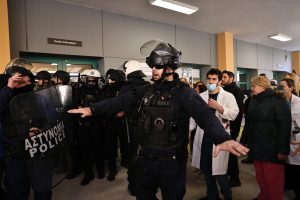 Σφοδρή σύγκρουση στη Βουλή με φόντο τα επεισόδια στο νοσοκομείο Νίκαιας