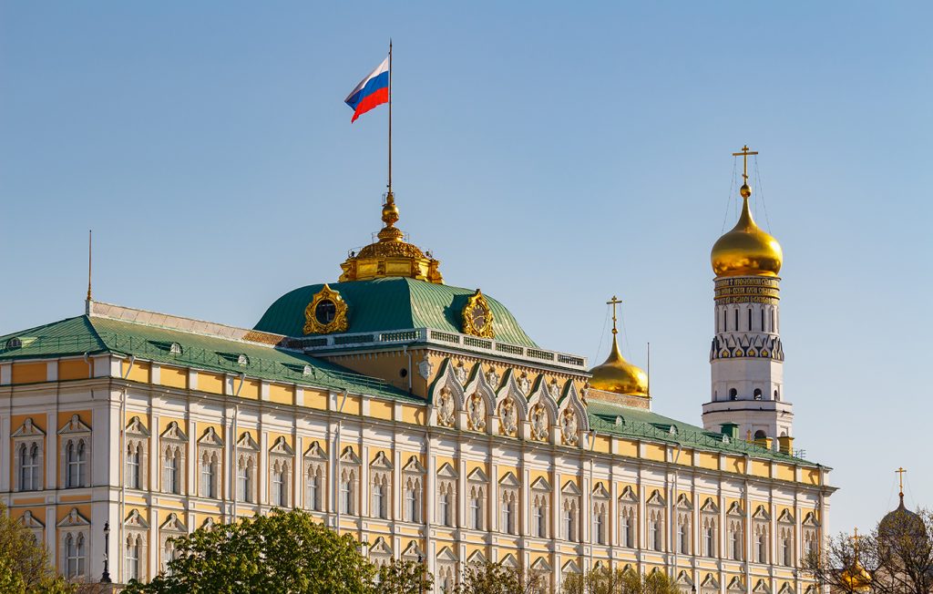 Ρωσία: Σχέδιο επιστροφής στο δολάριο εξετάζει το Κρεμλίνο