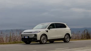 Leapmotor B10 Hybrid EV: αυτονομία 900 χλμ.