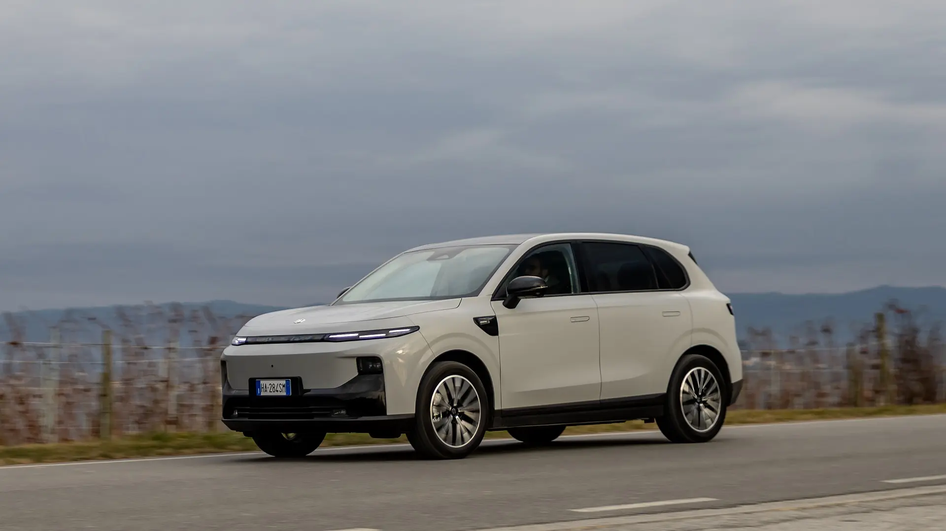 Leapmotor B10 Hybrid EV: &alpha;&upsilon;&tau;&omicron;&nu;&omicron;&mu;ί&alpha; 900 &chi;&lambda;&mu;.