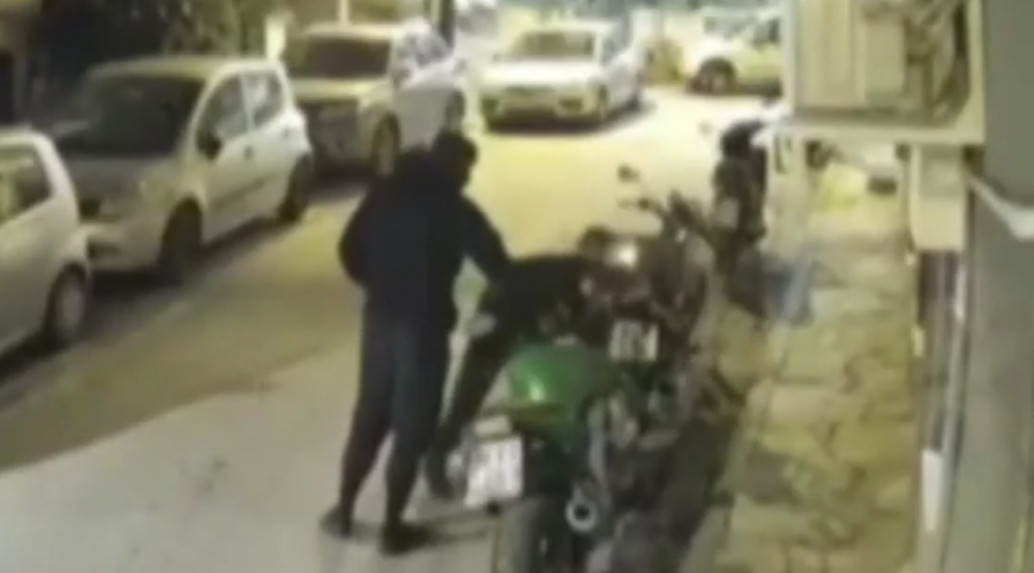 &laquo;Ά&iota;&nu;&tau;&epsilon;, &phi;&iota;&lambda;ά&kappa;&iota;&alpha; &theta;&epsilon;ί&alpha;!&raquo;: Viral &beta;ί&nu;&tau;&epsilon;&omicron; &mu;&epsilon; &lambda;&eta;&sigma;&tau;έ&sigmaf; &pi;&omicron;&upsilon; έ&kappa;&lambda;&epsilon;&psi;&alpha;&nu; &mu;&eta;&chi;&alpha;&nu;ή &nu;&alpha; &pi;&iota;ά&nu;&omicron;&upsilon;&nu; &delta;&iota;ά&lambda;&omicron;&gamma;&omicron; &mu;&epsilon; &pi;&epsilon;&rho;&alpha;&sigma;&tau;&iota;&kappa;ό