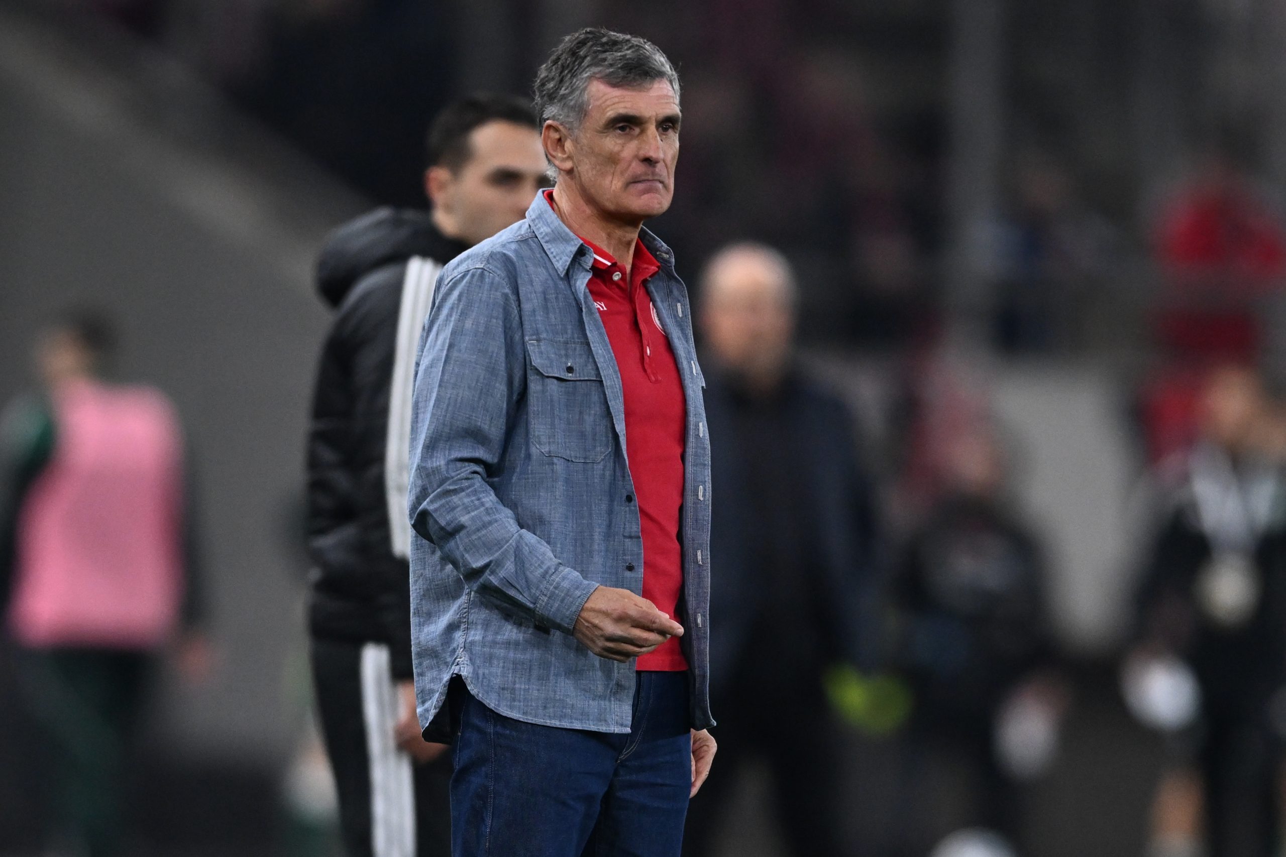 &Chi;&omicron;&sigma;έ &Lambda;&omicron;&upsilon;ί&sigmaf; &Mu;&epsilon;&nu;&tau;&iota;&lambda;ί&mu;&pi;&alpha;&rho;: &laquo;&Epsilon;&mu;&epsilon;ί&sigmaf; &phi;&tau;&alpha;ί&mu;&epsilon;, &epsilon;&mu;&epsilon;ί&sigmaf; &theta;&alpha; &tau;&omicron; &alpha;&lambda;&lambda;ά&xi;&omicron;&upsilon;&mu;&epsilon;&raquo;