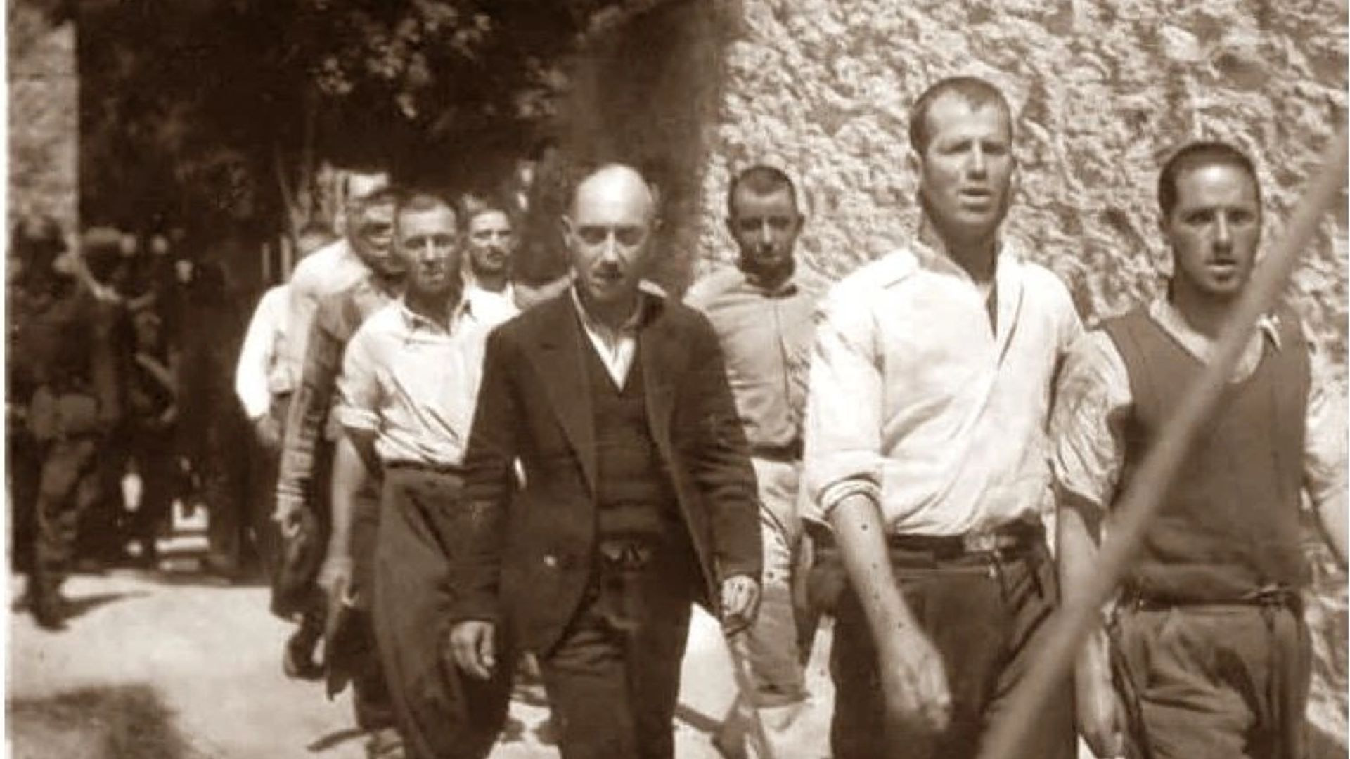 &Kappa;&alpha;&iota;&sigma;&alpha;&rho;&iota;&alpha;&nu;ή: &Sigma;&tau;&eta;&nu; &kappa;&upsilon;&rho;&iota;ό&tau;&eta;&tau;&alpha; &tau;&omicron;&upsilon; &epsilon;&lambda;&lambda;&eta;&nu;&iota;&kappa;&omicron;ύ &Delta;&eta;&mu;&omicron;&sigma;ί&omicron;&upsilon; ό&lambda;&epsilon;&sigmaf; &omicron;&iota; &phi;&omega;&tau;&omicron;&gamma;&rho;&alpha;&phi;ί&epsilon;&sigmaf; &tau;&omega;&nu; 200 &epsilon;&kappa;&tau;&epsilon;&lambda;&epsilon;&sigma;&theta;έ&tau;&omega;&nu;