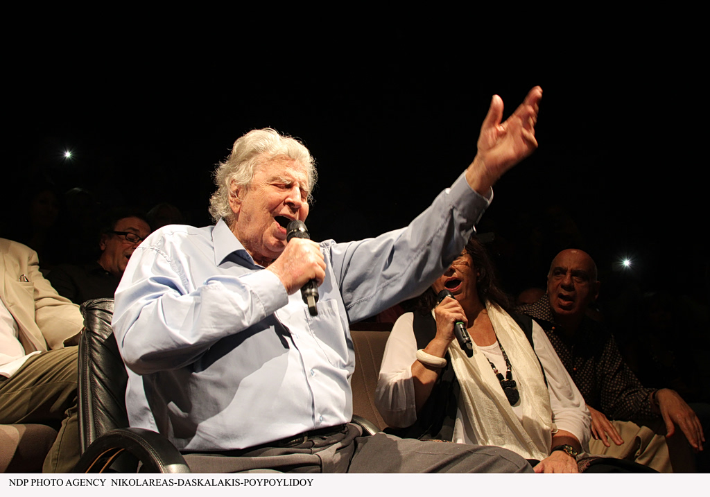 Μια άγνωστη αφιέρωση από τον Μίκη – Το αποτύπωμα των κορυφαίων στο «Μονόγραμμα»