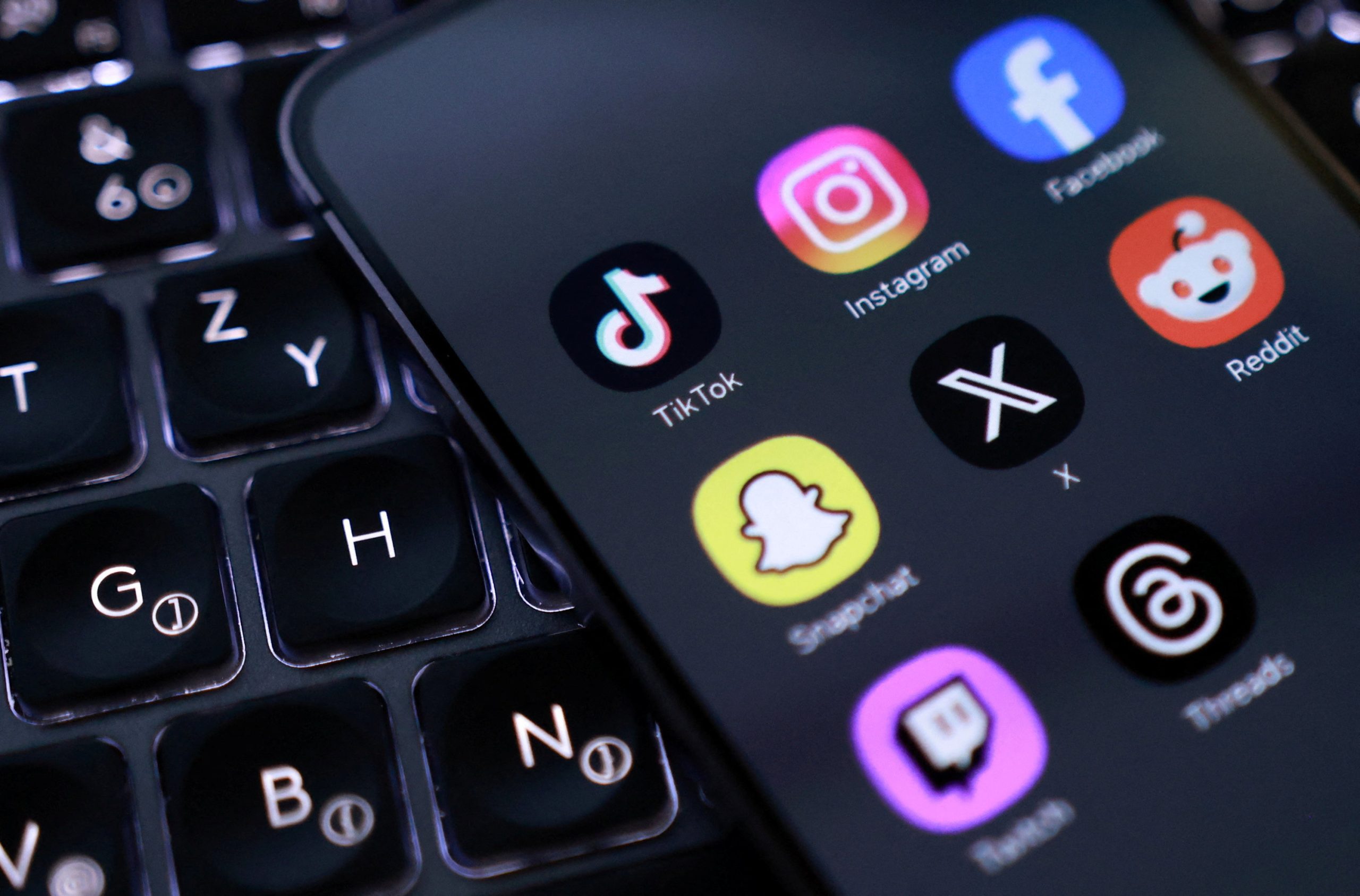 Reuters: &Eta; &Epsilon;&lambda;&lambda;ά&delta;&alpha; &beta;&rho;ί&sigma;&kappa;&epsilon;&tau;&alpha;&iota; &laquo;&pi;&omicron;&lambda;ύ &kappa;&omicron;&nu;&tau;ά&raquo; &sigma;&tau;&omicron; &nu;&alpha; &alpha;&pi;&alpha;&gamma;&omicron;&rho;&epsilon;ύ&sigma;&epsilon;&iota; &tau;&eta;&nu; &tau;&eta;&nu; &pi;&rho;ό&sigma;&beta;&alpha;&sigma;&eta; &sigma;&tau;&alpha; social media &sigma;&epsilon; &pi;&alpha;&iota;&delta;&iota;ά &kappa;ά&tau;&omega; &tau;&omega;&nu; 15 &epsilon;&tau;ώ&nu;