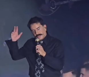 Γιώργος Μαζωνάκης: Με μουστάκι εμφανίστηκε στα μπουζούκια μετά την επέμβαση στη χολή