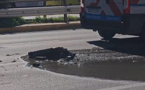 Μεγάλη τρύπα με νερό στη Λ. Συγγρού προκαλεί σοβαρά κυκλοφοριακά προβλήματα (video)