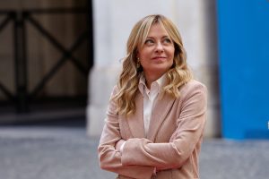 Μελόνι: Σχεδιάζει αυστηρότερα μέτρα  για το μεταναστευτικό