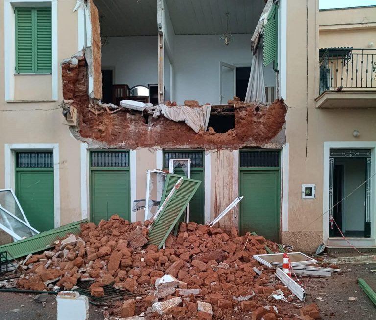 Μεσσήνη: Κατέρρευσε πρόσοψη σπιτιού από την έντονη βροχόπτωση – Δεν υπήρξαν τραυματισμοί