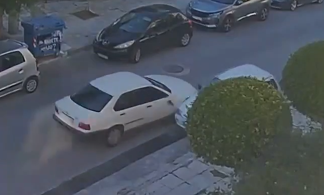 Άλιμος: Καρέ καρέ η ξέφρενη πορεία μεθυσμένης οδηγού που παρέσυρε 11 οχήματα