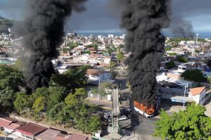 Εικόνες εμφιλίου στο Μεξικό μετά τον θάνατο ηγέτη καρτέλ – Τουλάχιστον 25 νεκροί αστυνομικοί