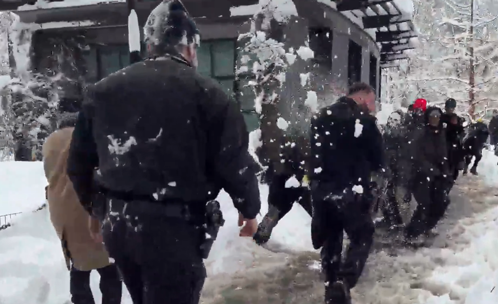 Απίστευτες εικόνες στη Νέα Υόρκη: Αστυνομικοί δέχτηκαν «επίθεση» με χιονόμπαλες (video)