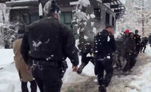 Απίστευτες εικόνες στη Νέα Υόρκη: Αστυνομικοί δέχτηκαν επίθεση με χιονόμπαλες (video)