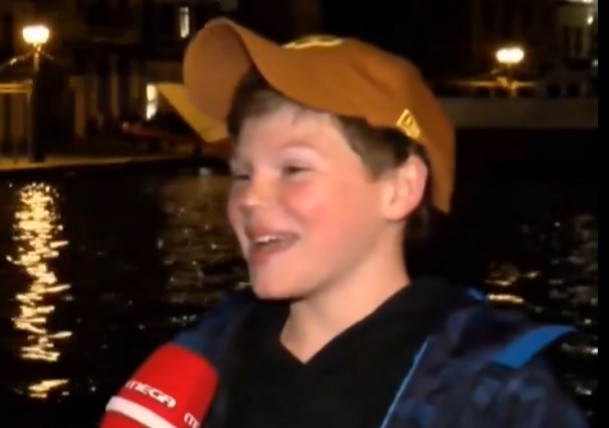 Ο «μίνι» Μπραντ Πιτ στην Ύδρα για τα γυρίσματα του «The Riders» – «Είμαι ένα παιδάκι που του μοιάζει» (video)