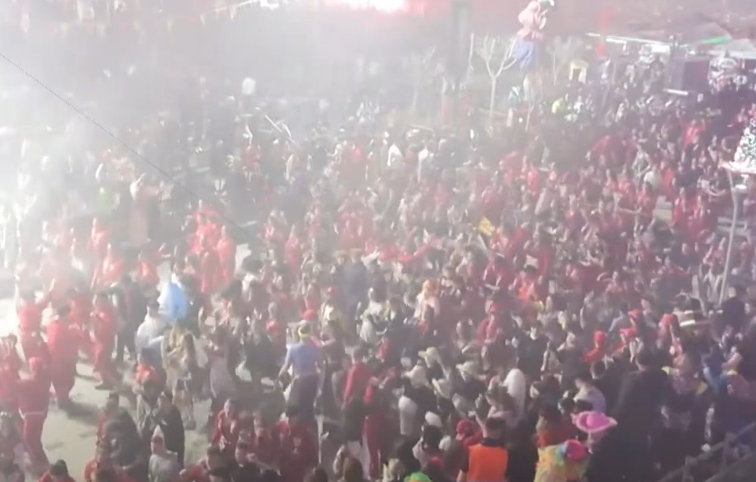 Live &eta; &tau;&epsilon;&lambda;&epsilon;&tau;ή &lambda;ή&xi;&eta;&sigmaf; &tau;&omicron;&upsilon; &Pi;&alpha;&tau;&rho;&iota;&nu;&omicron;ύ &Kappa;&alpha;&rho;&nu;&alpha;&beta;&alpha;&lambda;&iota;&omicron;ύ: &Pi;ά&nu;&omega; &alpha;&pi;ό &pi;έ&nu;&tau;&epsilon; ώ&rho;&epsilon;&sigmaf; &kappa;&rho;ά&tau;&eta;&sigma;&epsilon; &eta; &kappa;&alpha;&theta;&iota;&epsilon;&rho;&omega;&mu;έ&nu;&eta; &pi;&alpha;&rho;έ&lambda;&alpha;&sigma;&eta;