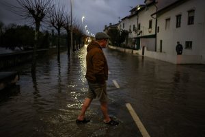 Πορτογαλία: Ισχυρές βροχοπτώσεις σαρώνουν τη χώρα – Χιλιάδες άνθρωποι απομακρύνθηκαν από τις εστίες τους
