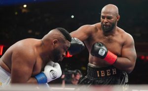 Ο Τζάρελ Μίλερ έχασε τα μαλλιά του στο ρινγκ αλλά κέρδισε τον αγώνα (βίντεο)