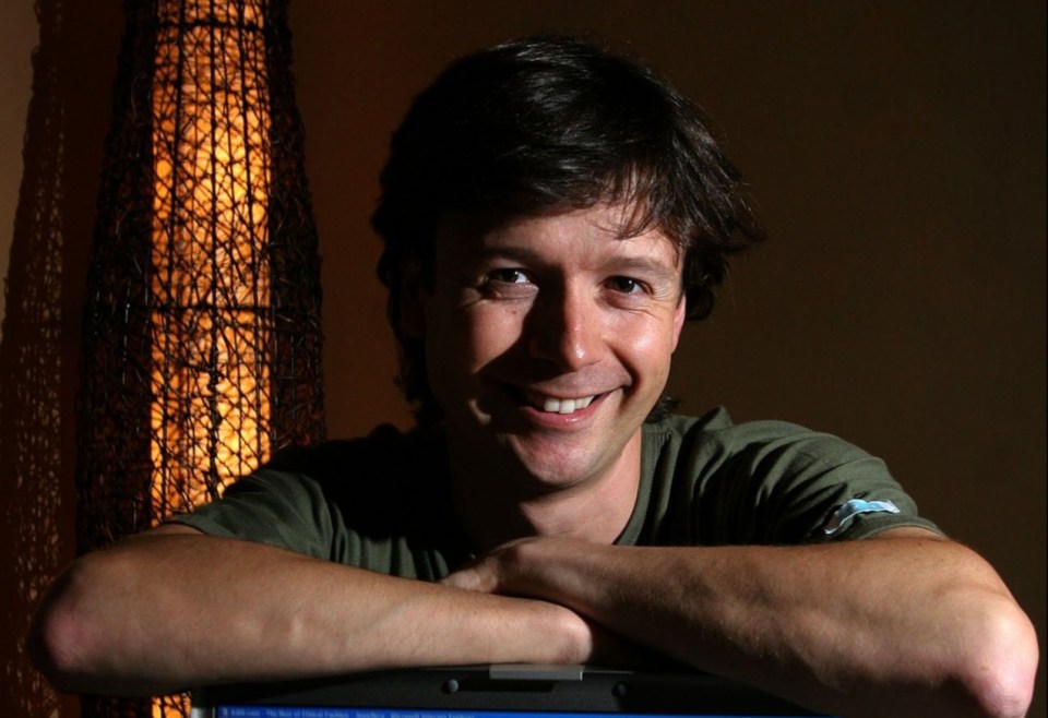 Μυστήριο γύρω από τον θάνατο συνιδρυτή μεγάλης αλυσίδας ρούχων – Έπεσε από τον 17ο όροφο του διαμερίσματός του