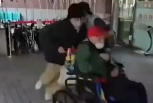 Στα 102 του παντρεύτηκε… και τον απήγαγαν: Δέκα συγγενείς άρπαξαν τον υπεραιωνόβιο εκατομμυριούχο έξω από νοσοκομείο (video)