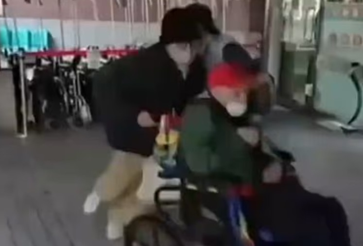 Στα 102 του παντρεύτηκε… και τον απήγαγαν: Δέκα συγγενείς άρπαξαν τον υπεραιωνόβιο εκατομμυριούχο έξω από νοσοκομείο (video)