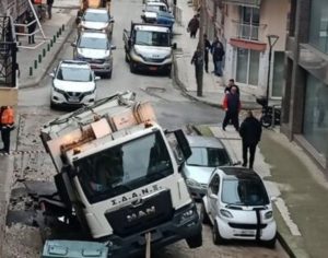 Ξάνθη: Aπορριμματοφόρο βούλιαξε…  στην άσφαλτο