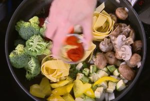 Δημήτρης Σκαρμούτσος: Παπαρδέλες με λαχανικά για τη Σαρακοστή – Μια συνταγή που κάνει πάταγο στο TikTok