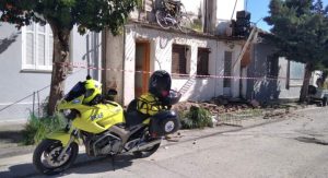 Βόλος: Γυναίκα έπεσε μαζί με το μπαλκόνι του σπιτιού της