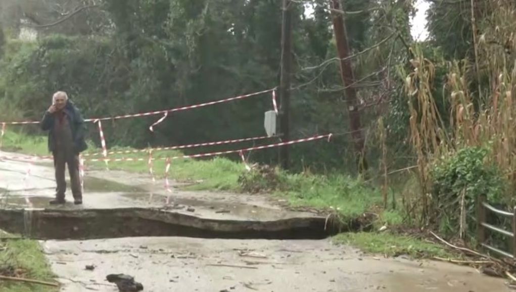 Η κακοκαιρία έσπασε τη γέφυρα του Ενιπέα, πλημμύρες στην Κυπαρισσία – Αναλυτικά η πρόγνωση
