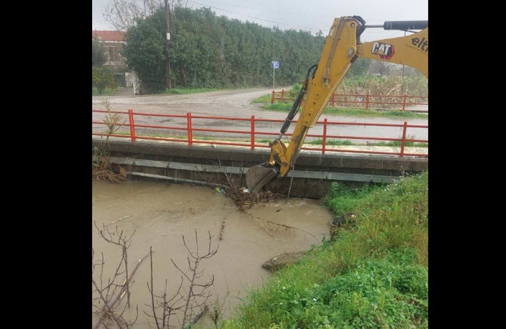 Η κακοκαιρία έσπασε τη γέφυρα του Ενιπέα, πλημμύρες και στη Μεσσηνία – Σοκάρει βίντεο με την ένταση των φαινομένων