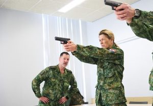 Μία βασίλισσα στον στρατό – Γιατί ντύθηκε στα χακί η Μάξιμα (video)