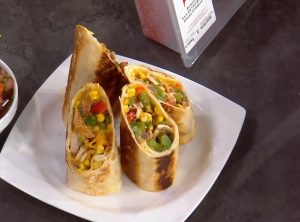 Burritos με γύρο κοτόπουλο και λαχανικά από την Αργυρώ Μπαρμπαρίγου