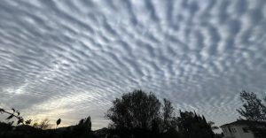 Σύννεφα-βάφλες στον ουρανό: Το απόκοσμο φαινόμενο που προκάλεσε ερωτηματικά – Τι σηματοδοτεί (εικόνες)