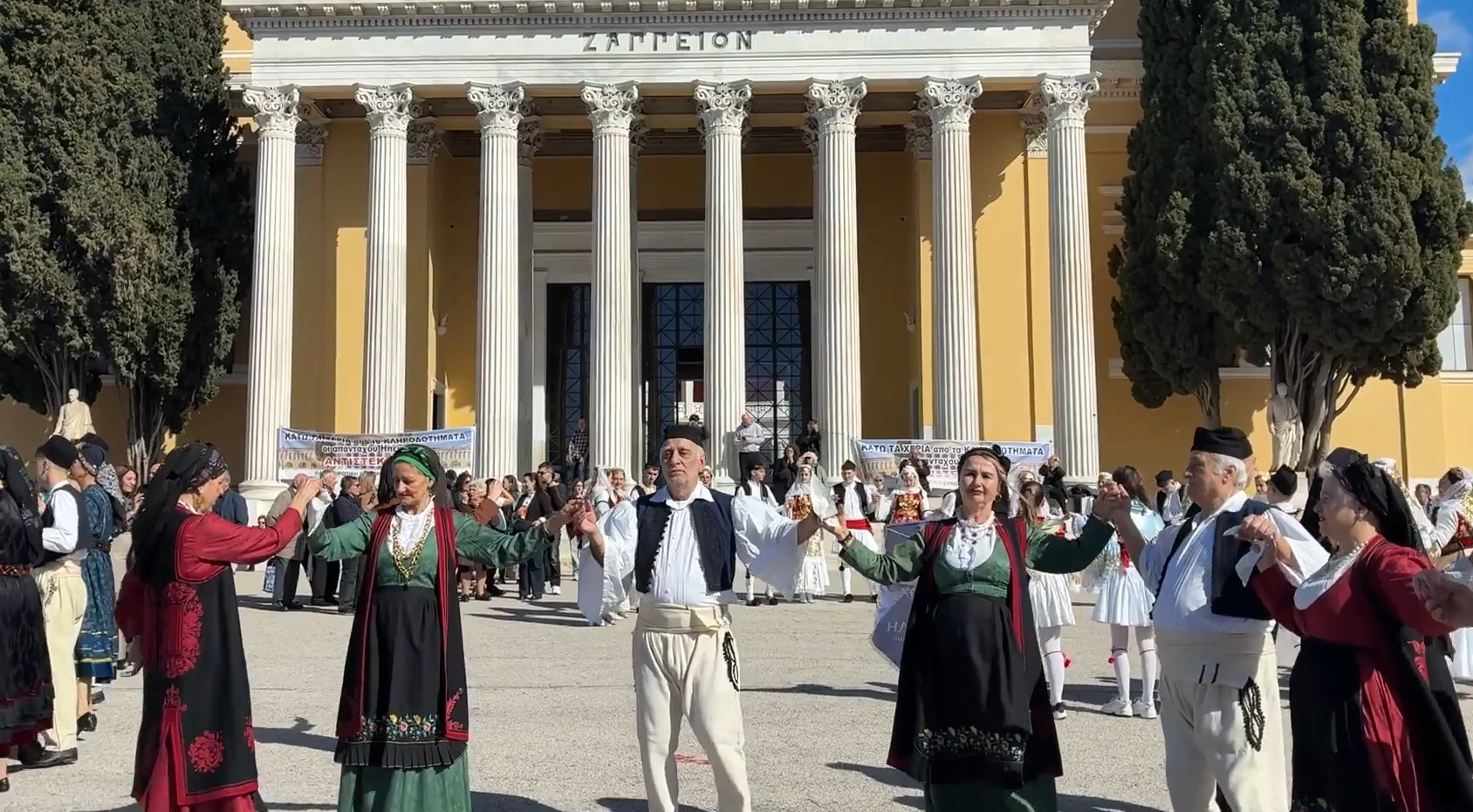 &Mu;&epsilon; &kappa;&lambda;&alpha;&rho;ί&nu;&alpha; &kappa;&alpha;&iota; &phi;&omicron;&rho;&epsilon;&sigma;&iota;έ&sigmaf; &laquo;&pi;&omicron;&lambda;&iota;&omicron;&rho;&kappa;&omicron;ύ&nu;&raquo; &tau;&omicron; &Zeta;ά&pi;&pi;&epsilon;&iota;&omicron; &ndash; &laquo;&Kappa;ά&tau;&omega; &tau;&alpha; &chi;έ&rho;&iota;&alpha; &alpha;&pi;ό &tau;&eta;&nu; &pi;&omicron;&lambda;&iota;&tau;&iota;&sigma;&tau;&iota;&kappa;ή &mu;&alpha;&sigmaf; &kappa;&lambda;&eta;&rho;&omicron;&nu;&omicron;&mu;&iota;ά&sigmaf;&raquo;, &lambda;έ&nu;&epsilon; &Eta;&pi;&epsilon;&iota;&rho;ώ&tau;&epsilon;&sigmaf;