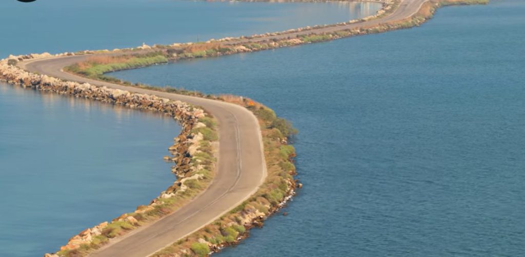 Ο δρόμος που επιπλέει: Τα 8 χιλιόμετρα πάνω στη θάλασσα που οδηγούν στην Κορωνησία (video drone)