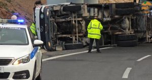 Εκτροπή απορριμματοφόρου στην περιφερειακή Αιγάλεω (video)