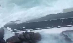 Ελαφόνησος: Θαλαμηγός καταστράφηκε ολοσχερώς σε βράχια – Επέβαιναν 4 Έλληνες (video)