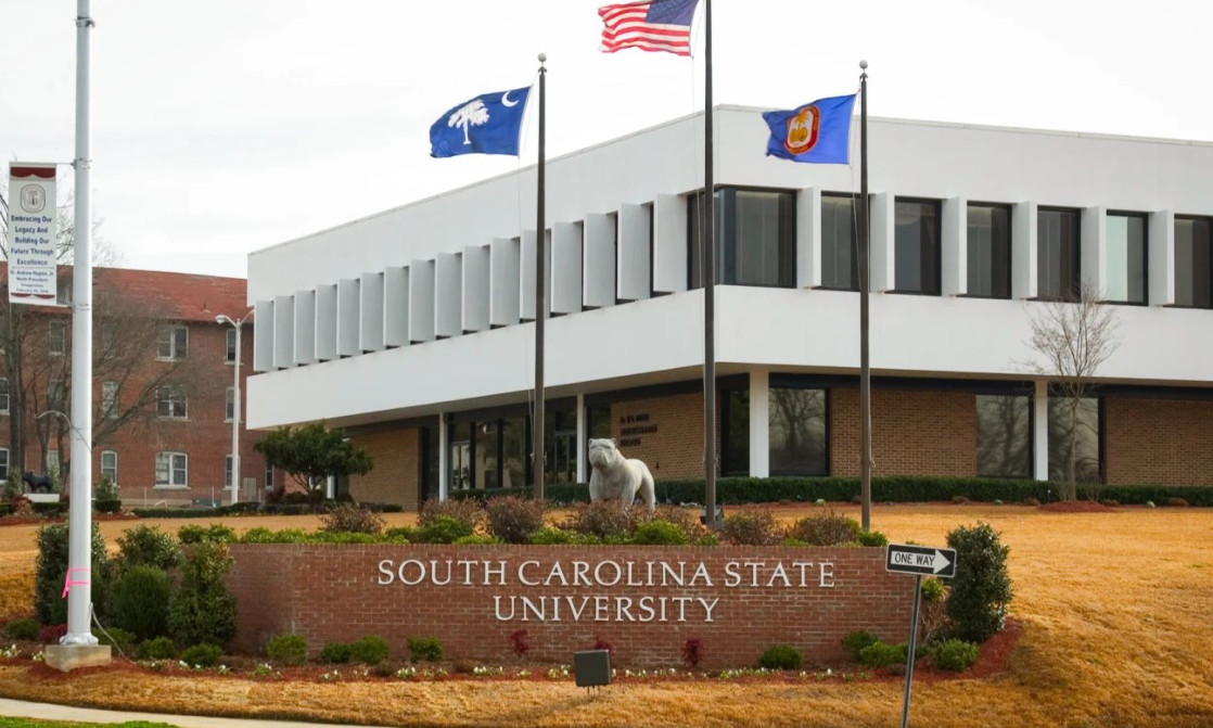 Έ&nu;&omicron;&pi;&lambda;&eta; &epsilon;&pi;ί&theta;&epsilon;&sigma;&eta; &sigma;&epsilon; &pi;&alpha;&nu;&epsilon;&pi;&iota;&sigma;&tau;ή&mu;&iota;&omicron; &tau;&eta;&sigmaf; &Nu;ό&tau;&iota;&alpha;&sigmaf; &Kappa;&alpha;&rho;&omicron;&lambda;ί&nu;&alpha;&sigmaf;: &Delta;ύ&omicron; &nu;&epsilon;&kappa;&rho;&omicron;ί &alpha;&pi;ό &pi;&upsilon;&rho;&omicron;&beta;&omicron;&lambda;&iota;&sigma;&mu;&omicron;ύ&sigmaf; &sigma;&epsilon; &kappa;&omicron;&iota;&tau;ώ&nu;&alpha;