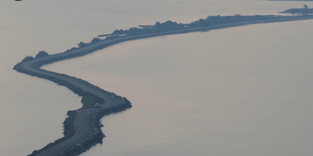 Ο δρόμος που επιπλέει: Τα 8 χιλιόμετρα πάνω στη θάλασσα που οδηγούν στην Κορωνησία (video drone)